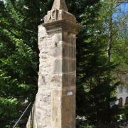 Pilier vestige de la porte haute du château médiéval