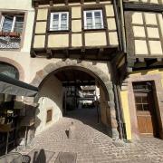 Place de l'ancienne douane , porche d'entrée de la cour des anges