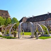 Place du 2 février, l'église St Matthieu, le cloître contemporain et l'ancien hôpital