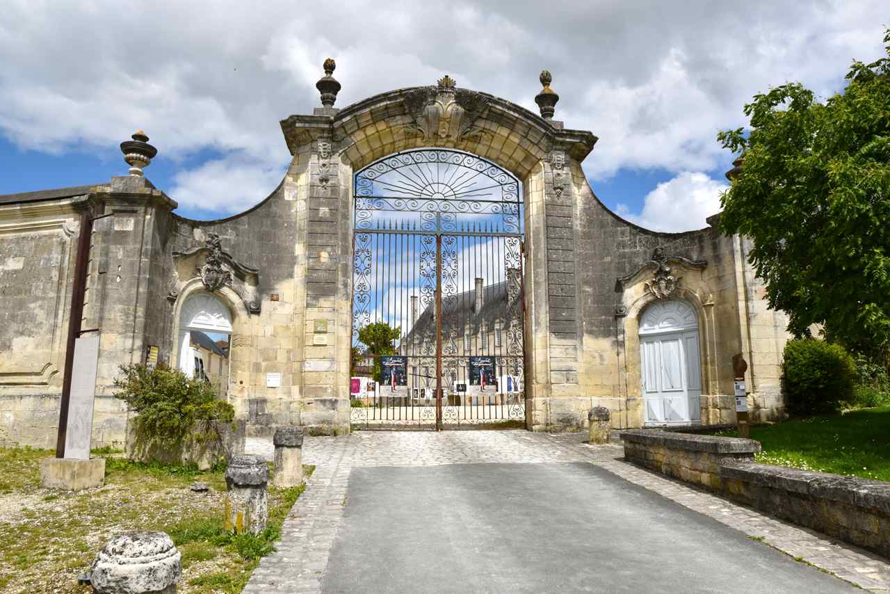 Porche de l'abbaye royale du XVIII° siècle