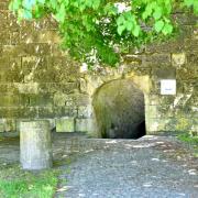 Port souterrain d'Hiers.  Une porte en plein cintre donnait accès au port ...