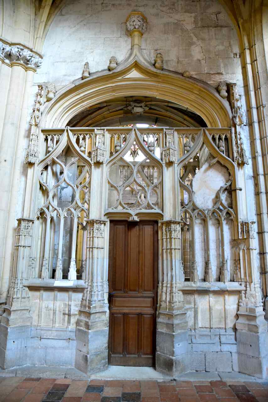 Portail d'entrée, fine dentelle de pierre, de la chapelle neuve...
