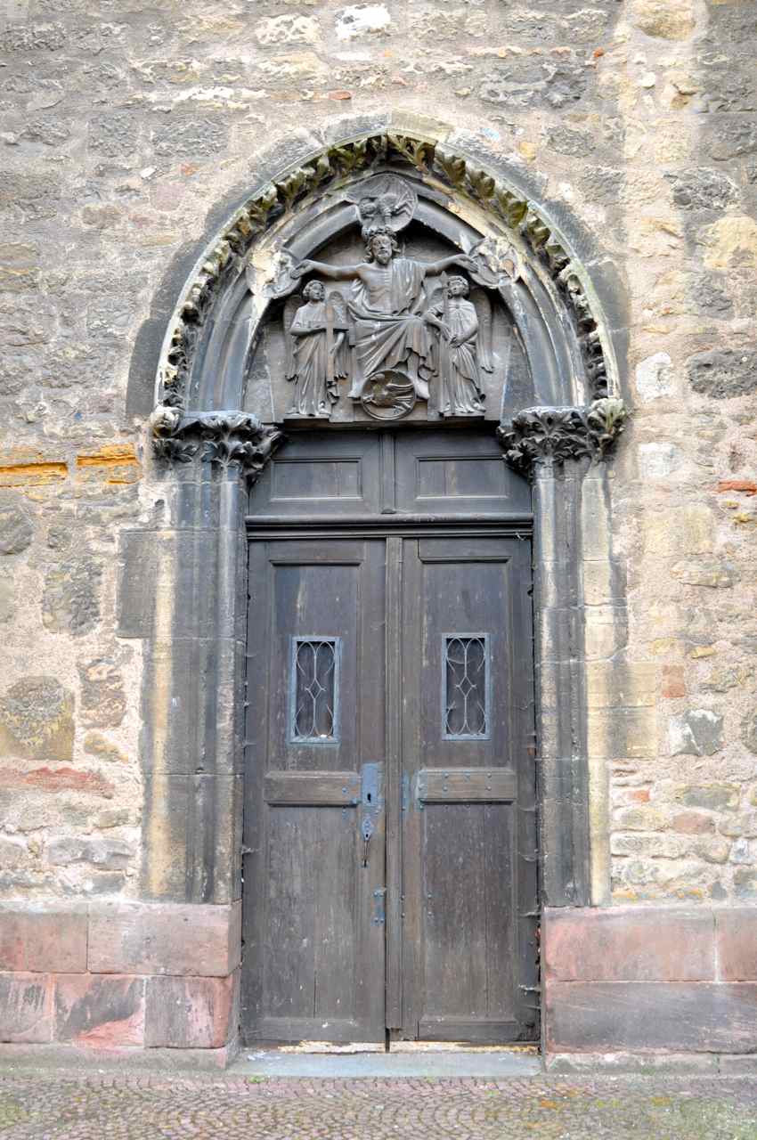 Le tympan du portail nord, avec le Christ les bras étendus, encadré de deux anges