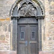 Le tympan du portail nord, avec le Christ les bras étendus, encadré de deux anges