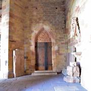 Porte d'accès à l'église depuis le cloître