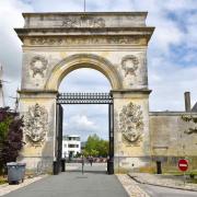 Porte d'entrée de l'Arsenal appelée aussi porte du Soleil.