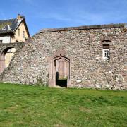 Porte gothique du XVI° s donnant accès au dortoir des moines