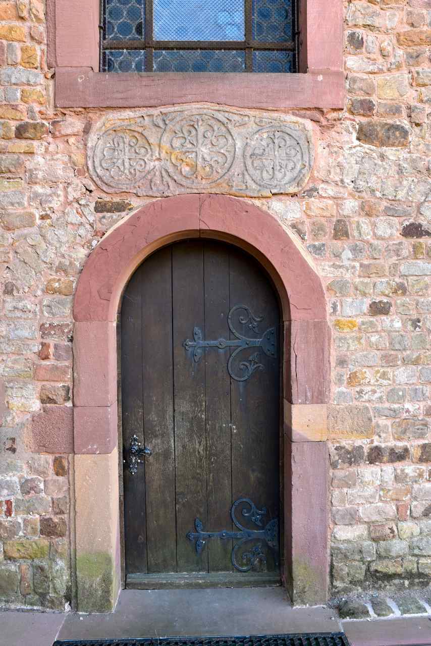 Porte latérale nord et un linteau roman (Bas relief carolingien)