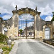 Porte monumentale de l'abbaye royale du XVIII° siècle