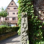 Potelet de la vieille maison et l'arrière de l'Hôtel de Ville