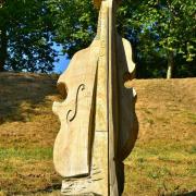 Sculpture près de l'église St Jean :Violonseul de Jean-Claude Escoulin 2012