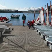 Préparation des dériveurs Laser  Bug devant le Yacht Club de Monaco