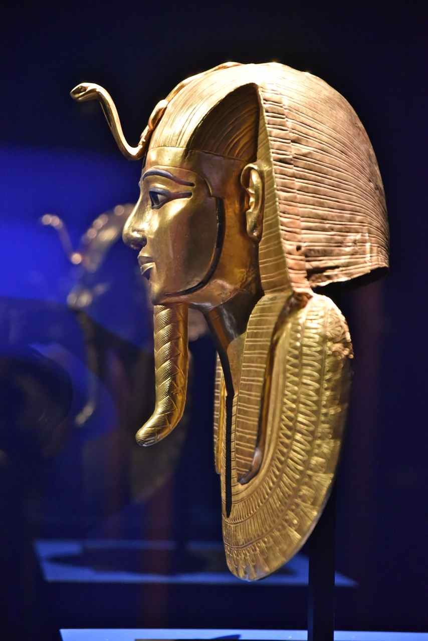 Profil du masque funéraire du pharaon Psousennès I