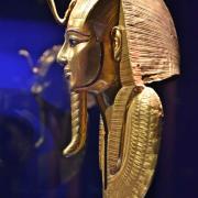 Profil du masque funéraire du pharaon Psousennès I
