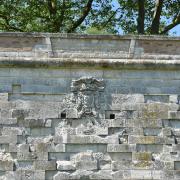 Quelques écussons ornent encore les fortifications