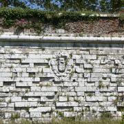 Quelques écussons ornent encore les fortifications