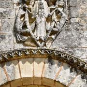 Relief de l'Assomption de la Vierge au dessus de l'arcade aveugle gauche