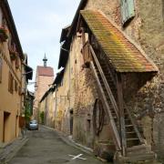 Remparts intérieurs, au fond on voit le Dolder (beffroi) surmonté de son clocheton