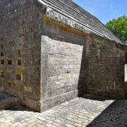 ... renforcée par des contreforts pour assurer la sécurité en cas d'explosion