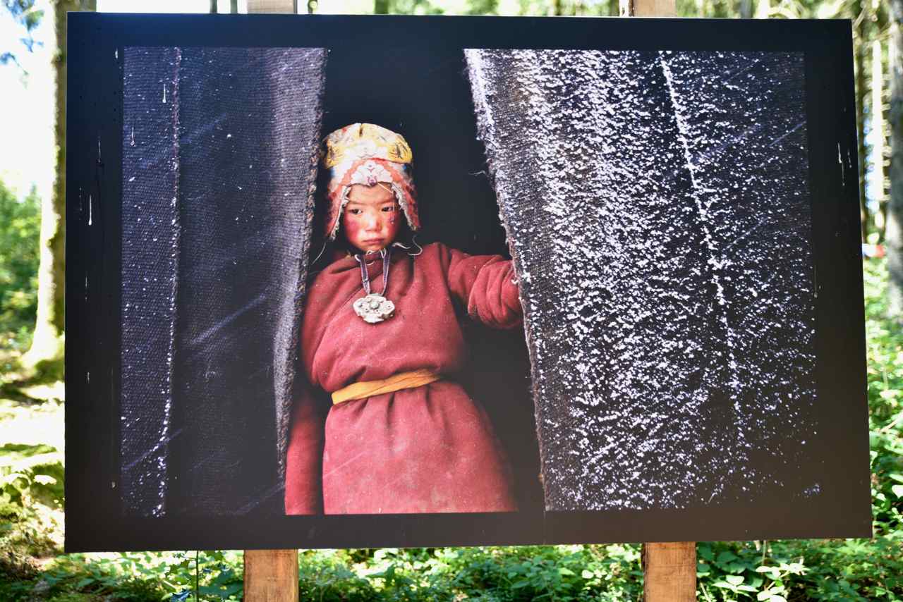 Renlo (10 ans) jeune fille portant une chuba et un changkor. Province du Kham-Est du Tibet