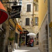 Ruelle étroite typique avec ses maisons de pierre