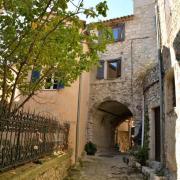 Ruelle en calade baignée d'une belle lumière
