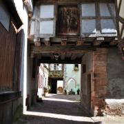 Ruelle le long du mur d'enceinte