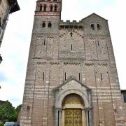 ...sa façade occidentale a des allures de forteresse percée de meurtrière mais...