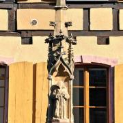 ...couronnée d'une colonne et d'une sculpture de saint Nicolas.