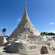 Sandi, le seul sapin de Noël au monde  qui pèse 600 tonnes de sable...