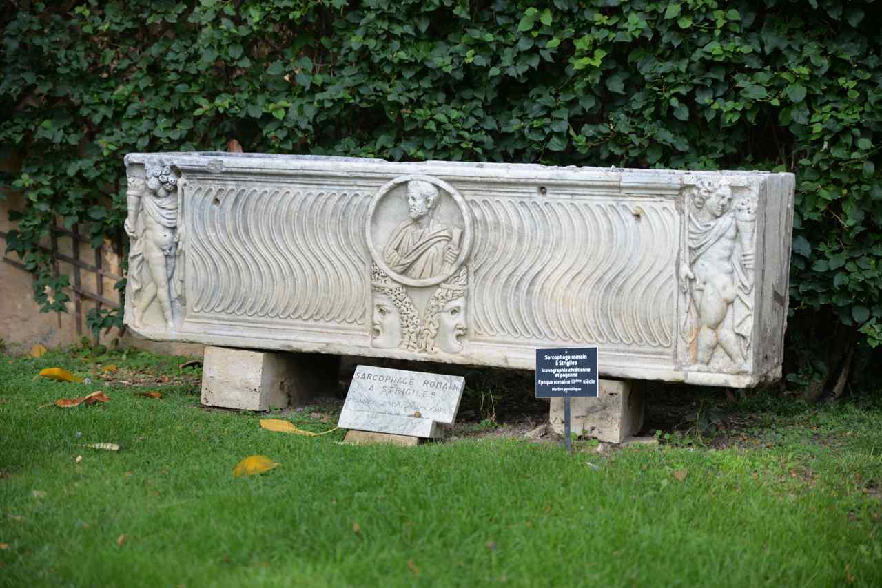 Sarcophage romain à Strigiles du III° siècle