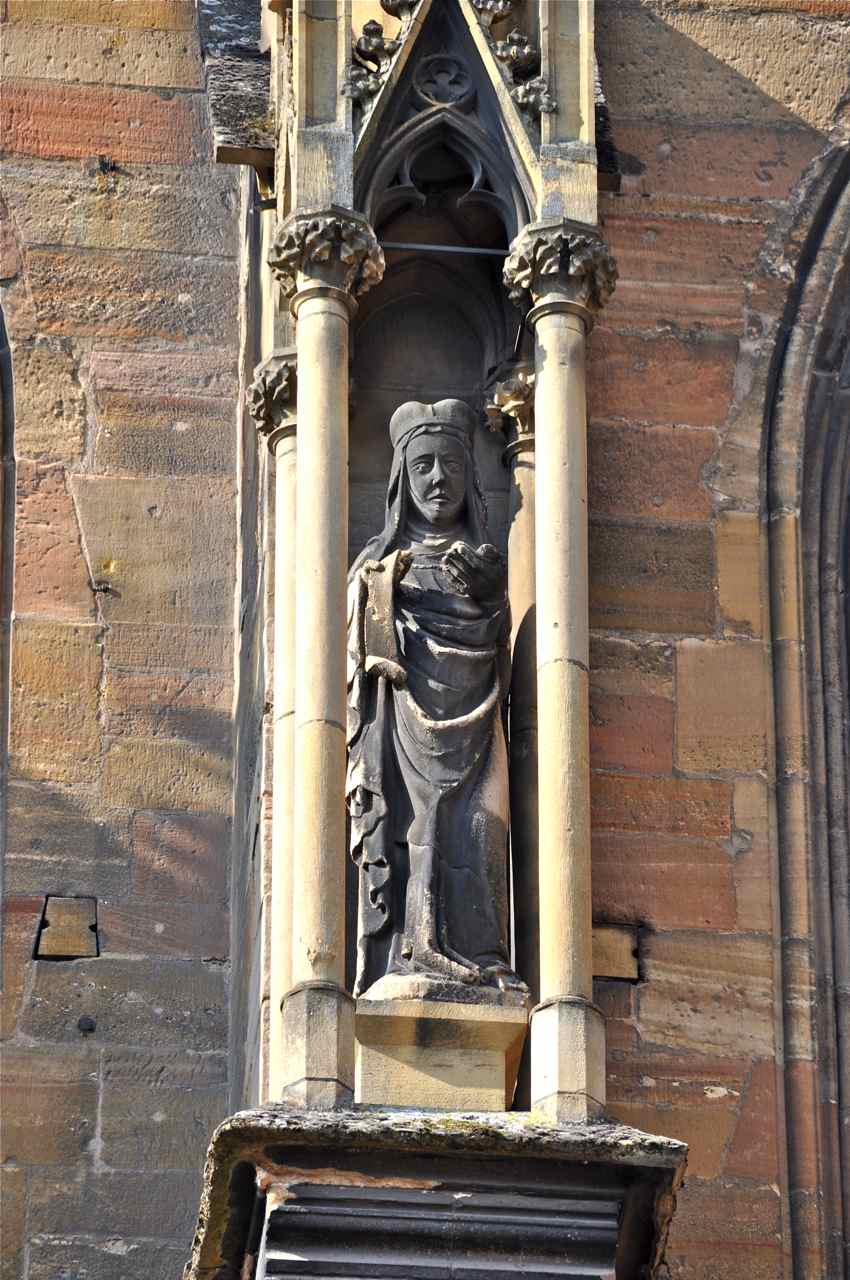 Statue dans une niche de la façade nord