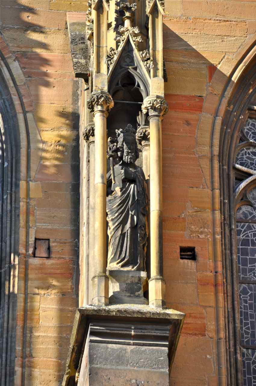 Statue dans une niche de la façade nord