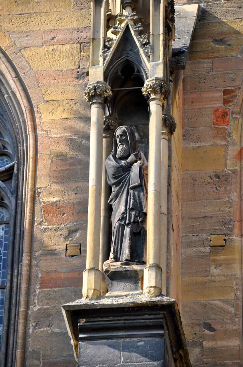 Statue dans une niche  de la façade nord