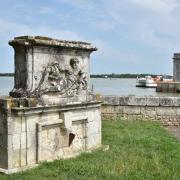 Sculpture de la fontaine de Lupin qui formait le fronton de la porte ouest du bassin ...