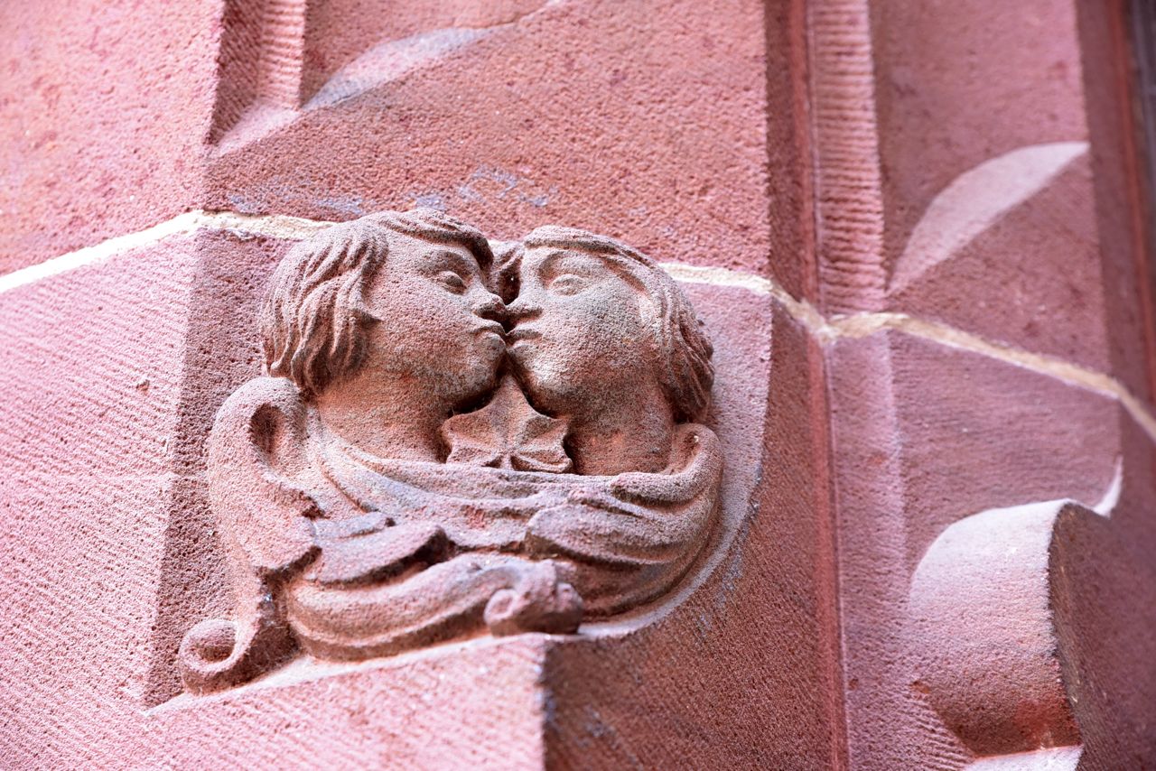 ... et la sculpture des amoureux qui vont se marier à la mairie ?  :=)