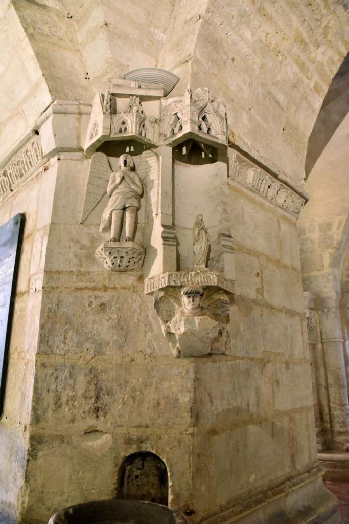 Sculptures du XVe siècle sur un pilier de l'entrée. Peut-être les mécènes ?