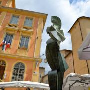 Sculpture près de la Cathédrale et de la mairie