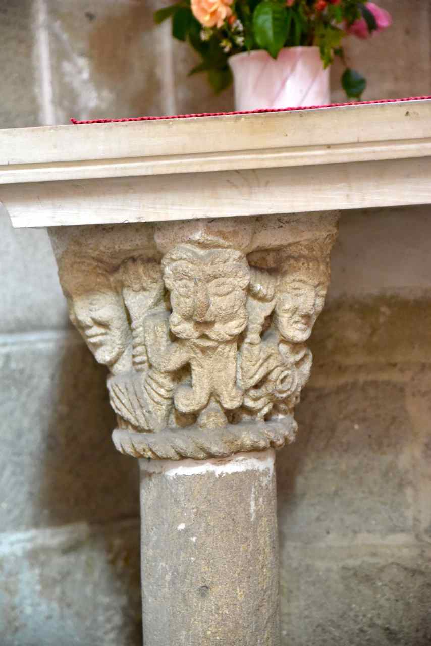 Sculpture sous un autel secondaire