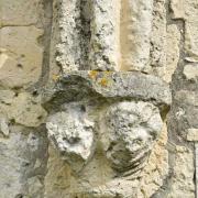 Sculpture très érodée de l'ancienne chapelle