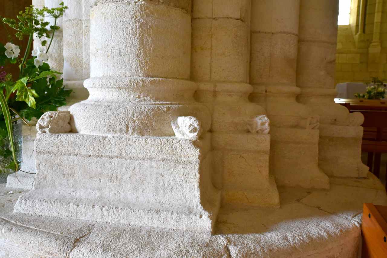 Sculptures de l'embase des piliers gauches de la nef