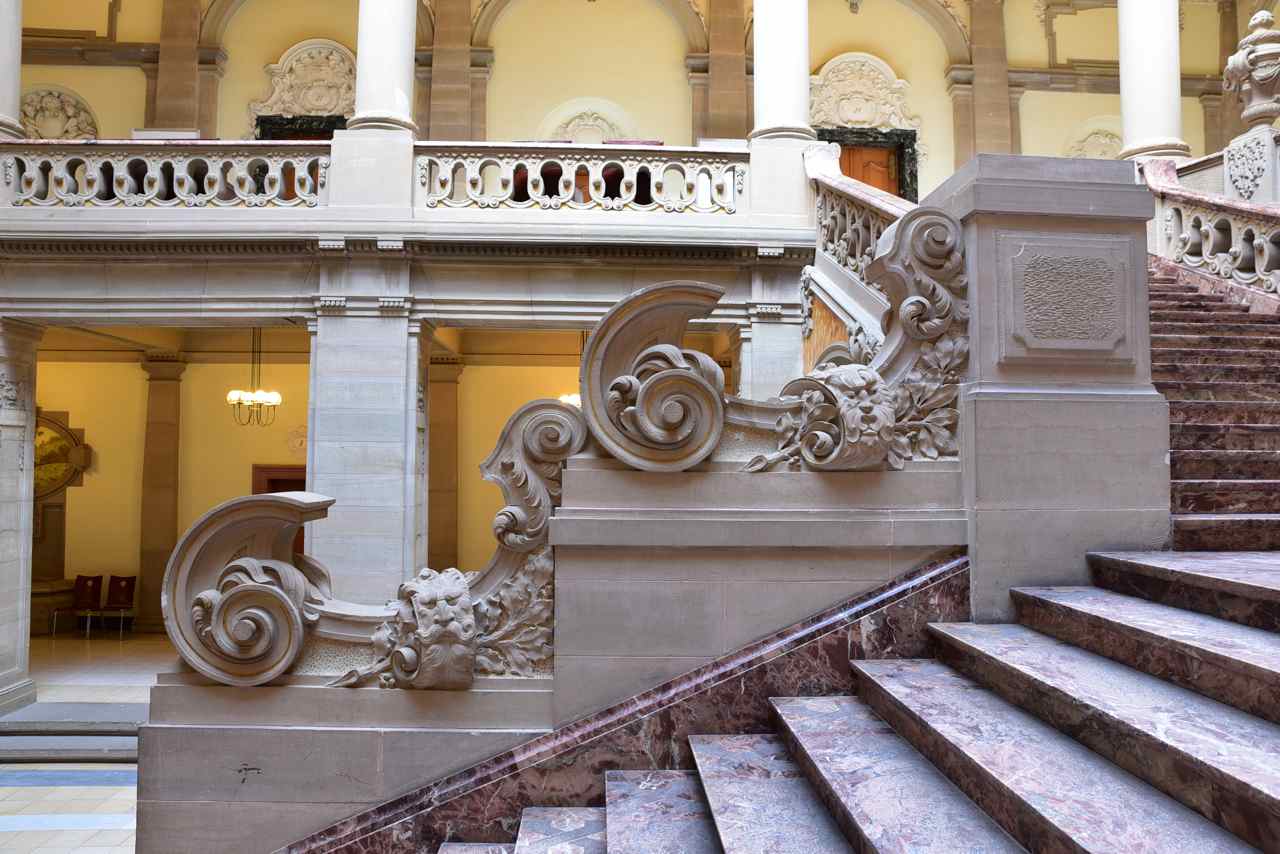 Sculptures des esprits de la forêt de l'escalier d'honneur