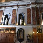 Gros plan sur Sculptures et tableaux du côté gauche de la chapelle