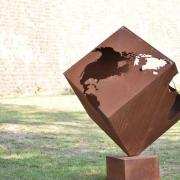 Ses sculptures sont réalisées en acier Corten très dur...