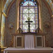 ...son autel, son vitrail et son décor peint du XIV°...