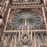 Sous la rose d'Erwin se trouvent les sculptures du Christ et de la Vierge à l'Enfant...