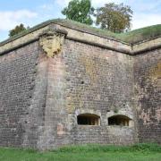 Sous le parapet du bastion un support sculpté d'échauguette destinée au guet...