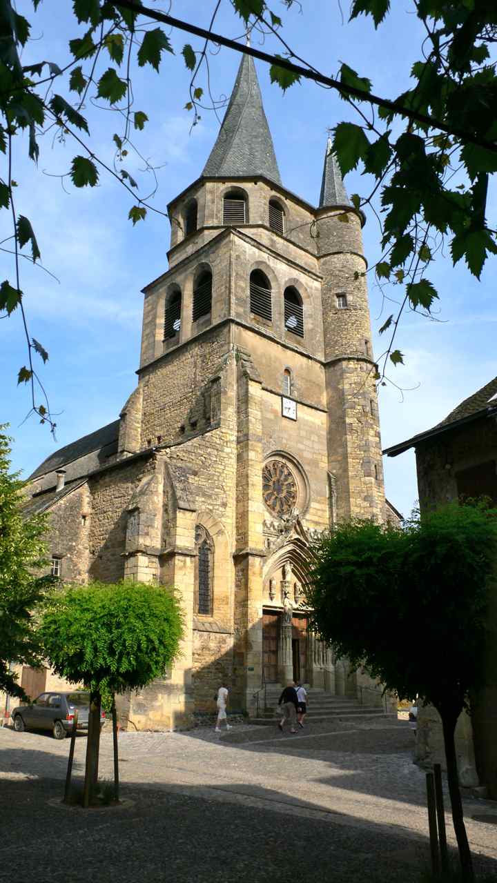 St Côme d'Olt, l'église Saint Côme et Saint Damien a été bâtie au XVI° siècle...