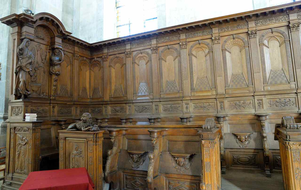 Stalle en bois sculptée  dans l'avant-Choeur du côté nord date du XVII° siècle