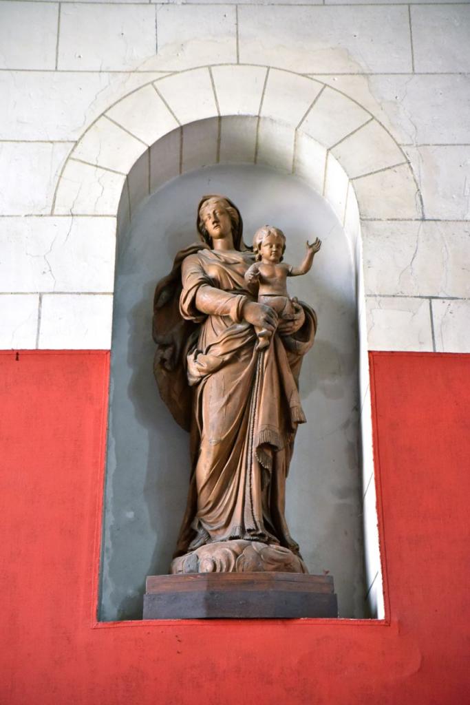 Statue de la Vierge porte l'enfant Jésus date de 1716